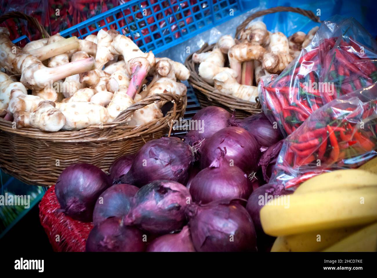 Cipolle rosse, galagal, peperoncino e banane Foto Stock