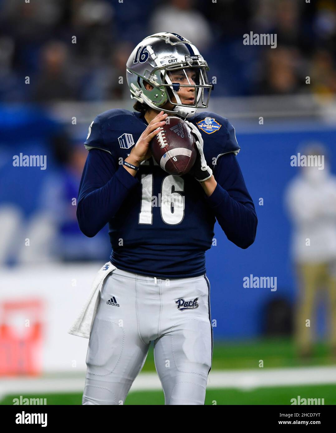 Detroit, Michigan, Stati Uniti. 27th Dic 2021. Nevada Quarterback NATE COX #16 durante una partita tra il Nevada e il Michigan occidentale a Ford Field, Detroit, Michigan. (Credit Image: © Scott Hasse/ZUMA Press Wire) Credit: ZUMA Press, Inc./Alamy Live News Foto Stock