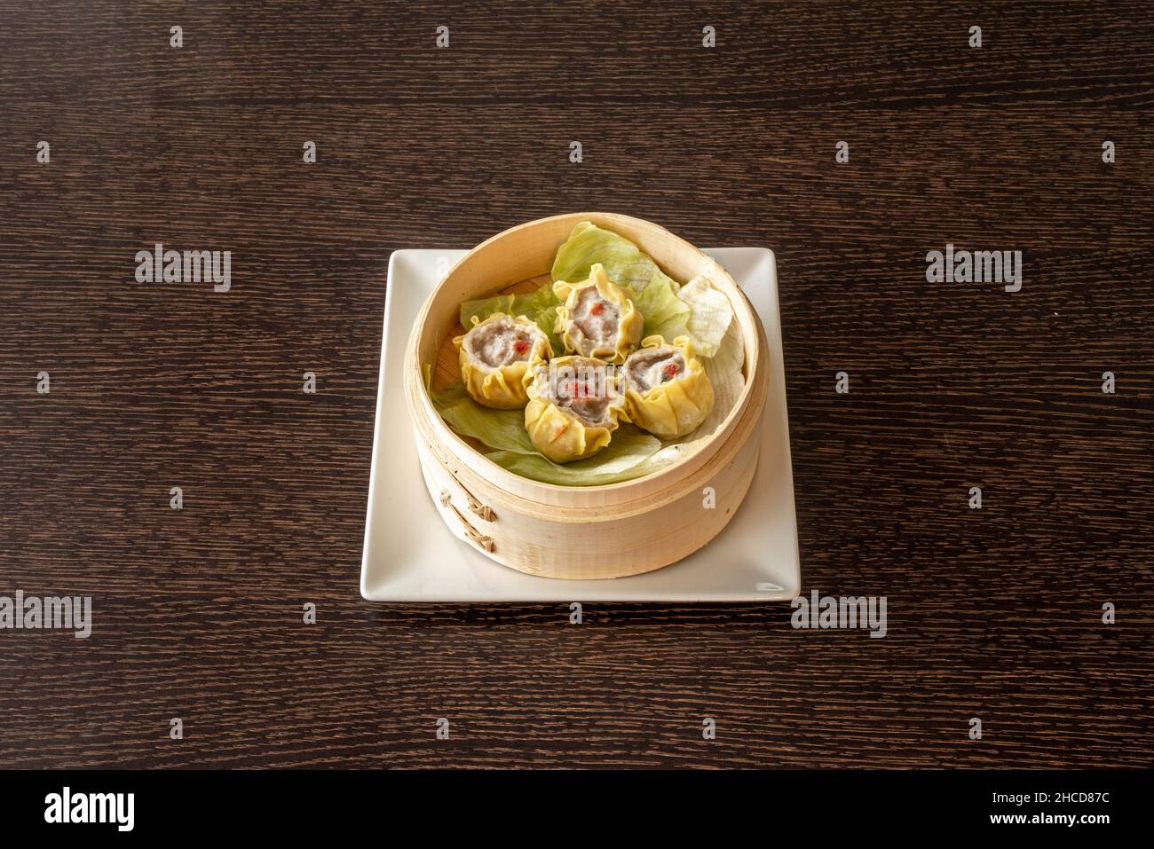 Dim sum è un alimento proveniente da varie regioni della Cina, tra cui il cantonese e lo scianghainese spiccano, ma sono anche prodotti in altre regioni del Foto Stock