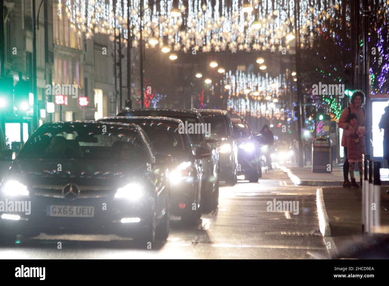 Il centro di Londra era molto molto affollato e non si poteva andare da Lancaster Gate ad aldwych. Era pieno di traffico. oxford Street, Regent Street, Oxford Circus, Piccadilly Circus, piccadilly, Bond Street, E dappertutto era molto occupato dalle 6pm alle 12.am allora tutti sono andati a casa e le strade erano deserte Oxford Street pall Mall Lower regent Street regent Street e ovunque nessuno lì. All'esterno dei negozi di Oxford Street non c'era nessuno che mettesse in coda per le vendite di domani nessuno era lì niente 25/26-12-2021 immagini blitz Foto Stock