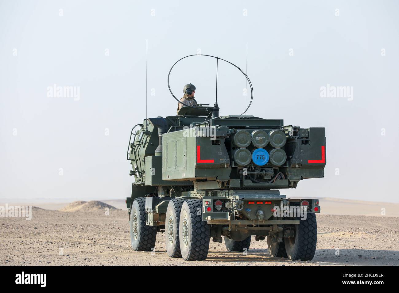 CPL. Marino USA Thomas Ryan, assegnato a Bravo Battery, Battaglione Landing Team 1/1, 11th Marine Expeditionary Unit, si distingue dal suo berlina presso Udari Range Complex, Kuwait il 8 novembre 2021. Il MEU 11th e la Task Force Iron Valor hanno lavorato insieme per condurre un esercizio di addestramento antincendio dal vivo. (STATI UNITI Guardia Nazionale dell'esercito foto di Sgt. Kyle Burks) Foto Stock