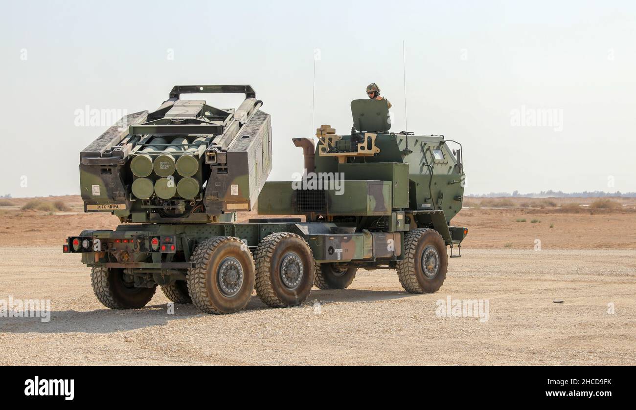 Un US Army Nation Guard High Mobility Artillery Rocket System, assegnato a Bravo Battery, Task Force Iron Valor, solleva il suo lanciatore per un esercizio di fuoco a secco in preparazione al Redleg Tempest II il 5 agosto 2021 in Giordania. Redleg Tempest II è un esercizio di addestramento congiunto tra le forze americane e le forze armate giordane reali. (STATI UNITI Illustrazione della Guardia Nazionale dell'esercito di Sgt. Kyle Burks) Foto modificata per rimuovere il numero del paraurti dal lanciatore. Foto Stock