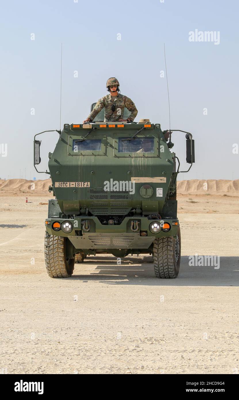 Guardia Nazionale dell'Esercito degli Stati Uniti Sgt. Blake Schneeberger, assegnato a Bravo Battery, Task Force Iron Valor, si distingue dal suo High Mobility Artillery Rocket System il 5 agosto 2021 in Giordania. TF Iron Valor è stato invitato a partecipare all'esercizio di formazione congiunto Redleg Tempest II. (STATI UNITI Illustrazione della Guardia Nazionale dell'esercito di Sgt. Kyle Burks) Foto è stato modificato per rimuovere il numero paraurti da HIMARS. Foto Stock