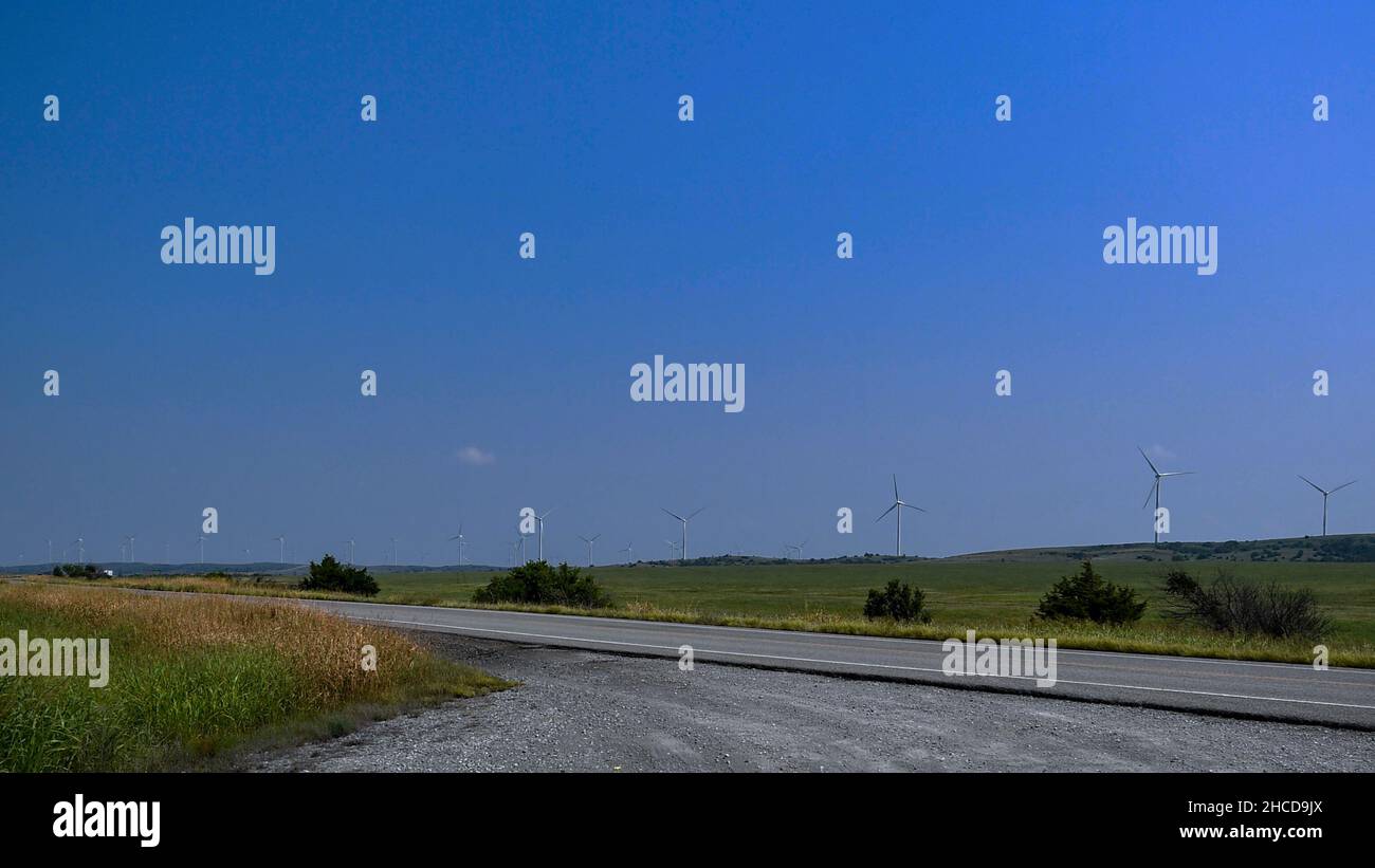 Un grande parco eolico si estende attraverso il paesaggio dell'Oklahoma meridionale appena a nord di Lawton, OKL., 22 luglio 2021. La Regional Development Alliance, di recente costituzione, che è composta da stakeholder militari, locali, statali e federali, si è riunita a giugno alla base dell'aeronautica militare Sheppard, Texas, per comunicare, coordinare, comprendere e affrontare le questioni e le sfide principali che le comunità militari del Nord Texas e del Sud-Ovest dell'Oklahoma devono affrontare. (STATI UNITI Air Force foto di Michelle Martin) Foto Stock