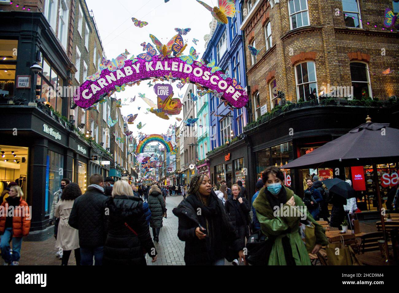 Londra, Regno Unito. 27th Dic 2021. West End occupato il lunedì delle vacanze dopo Natale. Credit: JOHNNY ARMSTEAD/Alamy Live News Foto Stock