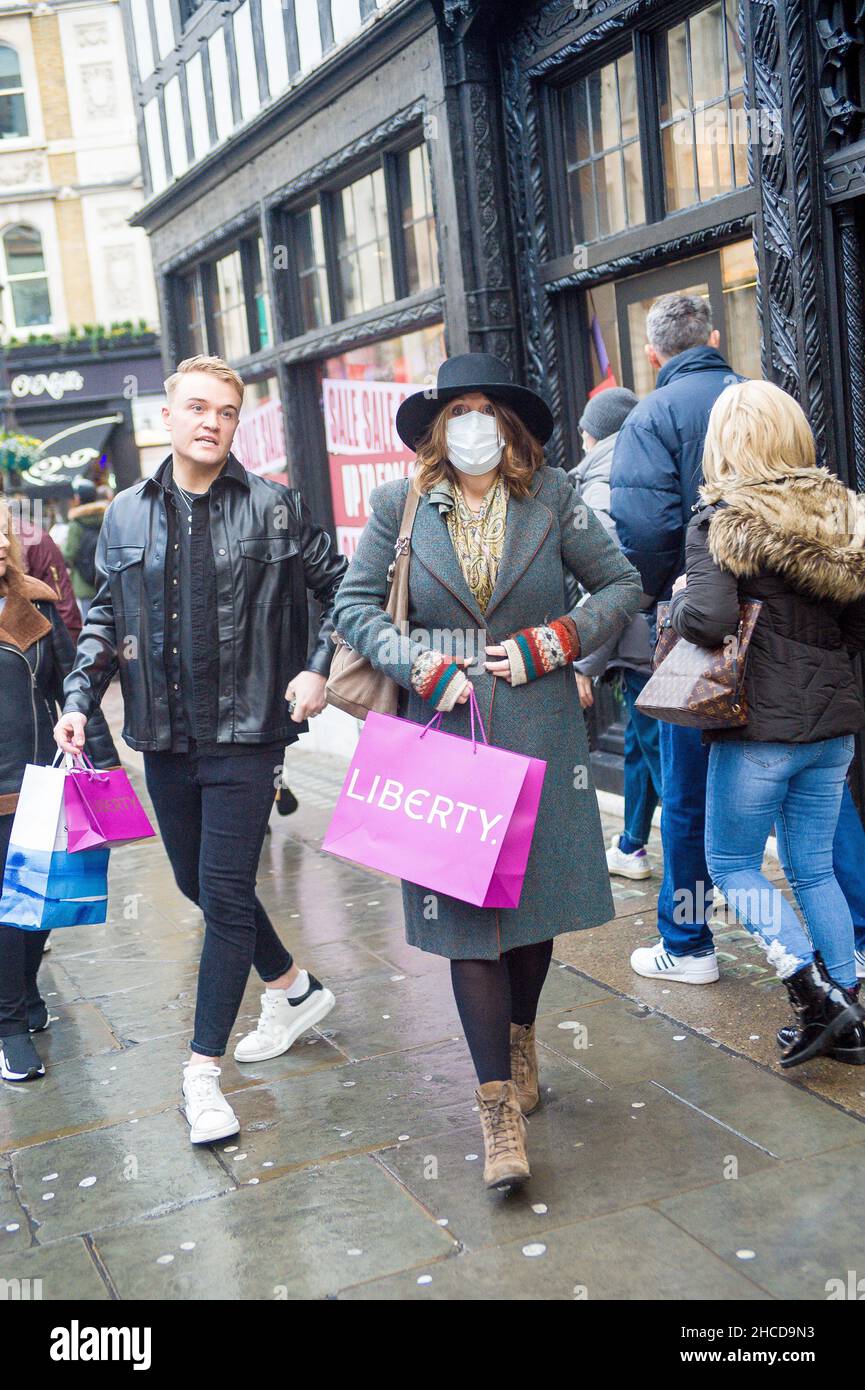 Londra, Regno Unito. 27th Dic 2021. West End occupato il lunedì delle vacanze dopo Natale. Credit: JOHNNY ARMSTEAD/Alamy Live News Foto Stock