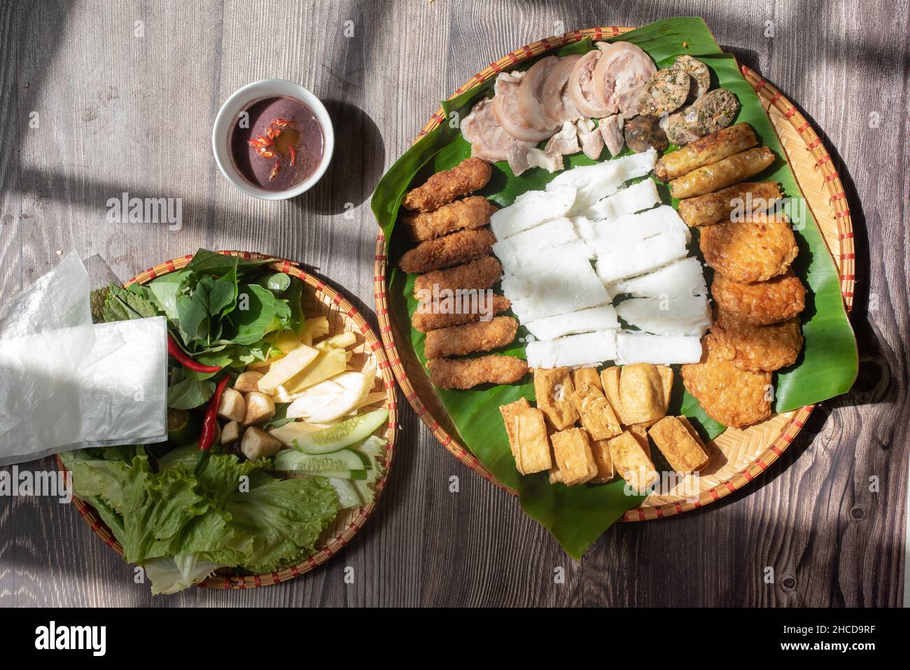 Set di cibo vietnamita, Bun dau mam tom, popolare Street food a base di vermicelli con maiale bollito, tofu fritto, pasta di gamberi e verdure verdi e lem Foto Stock