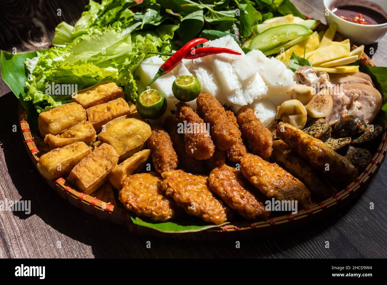 Set di cibo vietnamita, Bun dau mam tom, popolare Street food a base di vermicelli con maiale bollito, tofu fritto, pasta di gamberi e verdure verdi e lem Foto Stock