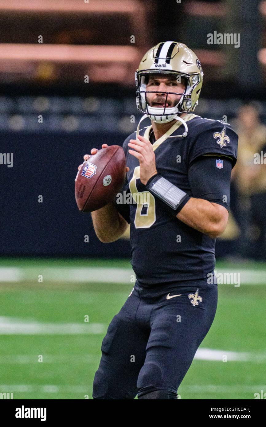 New Orleans, Louisiana, Stati Uniti. 27th Dic 2021. Il quartback di New Orleans Saints Blake Bortles si riscalda sul campo prima della sua partita contro i Miami Dolphins a New Orleans, Louisiana USA il 27 dicembre 2021. Bortles si sta adattando per la prima volta con i Santi dopo che i membri della squadra non hanno potuto giocare a causa dei protocolli Covid. (Credit Image: © Dan Anderson/ZUMA Press Wire) Credit: ZUMA Press, Inc./Alamy Live News Foto Stock