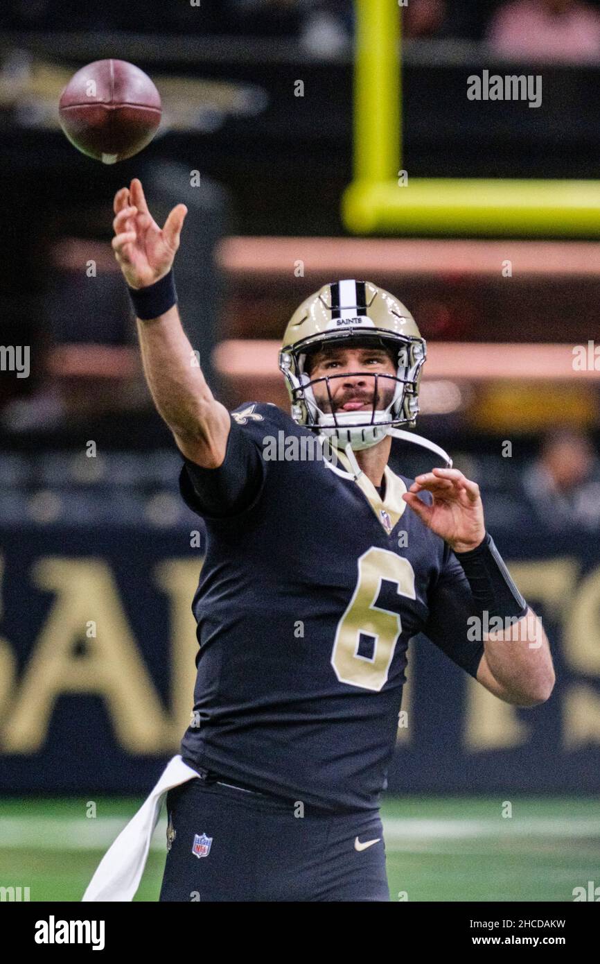 New Orleans, Louisiana, Stati Uniti. 27th Dic 2021. Il quartback di New Orleans Saints Blake Bortles si riscalda sul campo prima della sua partita contro i Miami Dolphins a New Orleans, Louisiana USA il 27 dicembre 2021. Bortles si sta adattando per la prima volta con i Santi dopo che i membri della squadra non hanno potuto giocare a causa dei protocolli Covid. (Credit Image: © Dan Anderson/ZUMA Press Wire) Credit: ZUMA Press, Inc./Alamy Live News Foto Stock