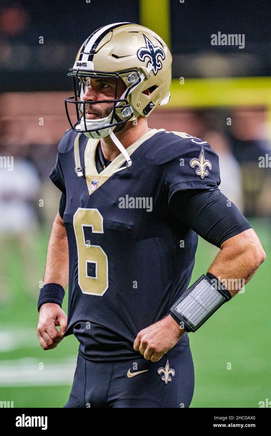 New Orleans, Louisiana, Stati Uniti. 27th Dic 2021. Il quartback di New Orleans Saints Blake Bortles si riscalda sul campo prima della sua partita contro i Miami Dolphins a New Orleans, Louisiana USA il 27 dicembre 2021. Bortles si sta adattando per la prima volta con i Santi dopo che i membri della squadra non hanno potuto giocare a causa dei protocolli Covid. (Credit Image: © Dan Anderson/ZUMA Press Wire) Credit: ZUMA Press, Inc./Alamy Live News Foto Stock