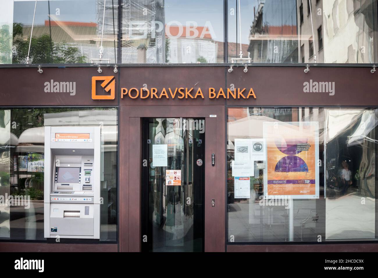 Immagine di un cartello Podravska Banka sul loro ufficio per Zagabria, Croazia. Podravska banka, o poba, è una vendita al dettaglio universale e commerciale e investimenti b Foto Stock