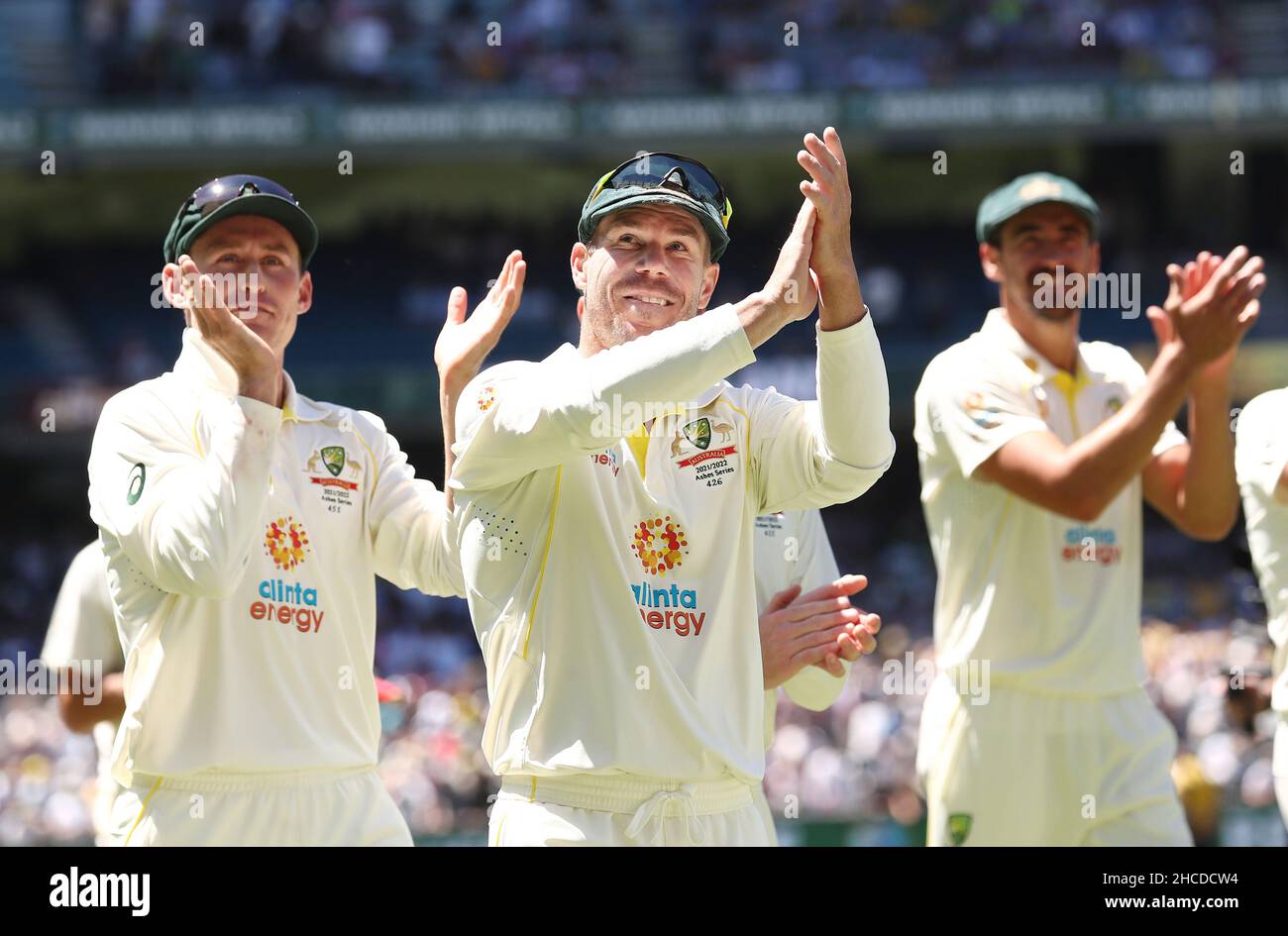 Il David Warner australiano festeggia durante il terzo giorno del terzo test delle ceneri al Melbourne Cricket Ground di Melbourne. Data foto: Martedì 28 dicembre 2021. Foto Stock