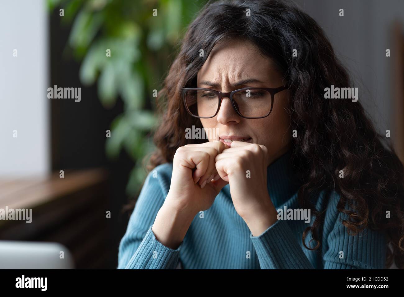 Scadenza stress. Giovane preoccupata donna d'affari ansiosa in occhiali che si occupano di ansia di lavoro Foto Stock