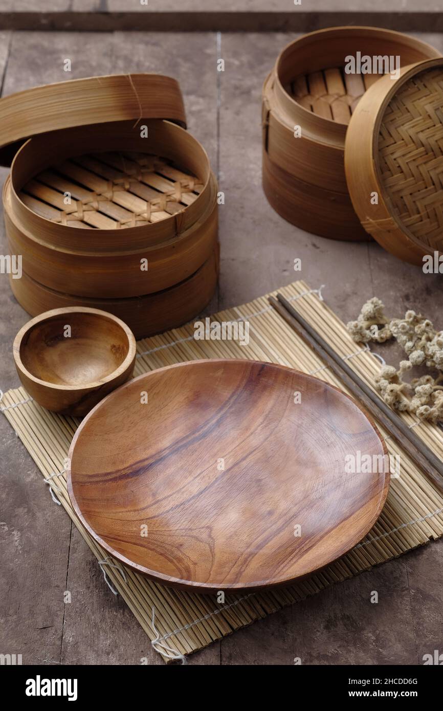 Utensili in legno per la cucina, ciotole, piatti, vaporetto di bambù. Il  concetto di piatti naturali. Tessitura di legno. Eco-ware in legno Foto  stock - Alamy
