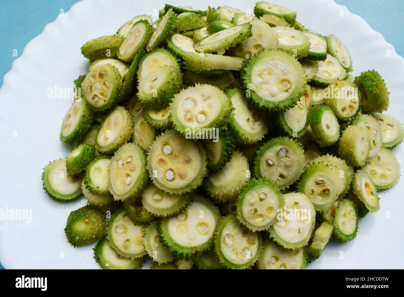 Le verdure di zucca spinose, note anche come zucche di spina o Kantola, sono verdure sane di stagione coltivate in India Asia, tagliate a fette pronte per preparare spi Foto Stock