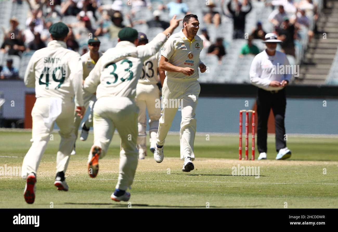 Scott Boland dell'Australia celebra il cricket del Mark Wood inglese durante il terzo giorno del test delle ceneri al Melbourne Cricket Ground di Melbourne. Data foto: Martedì 28 dicembre 2021. Foto Stock