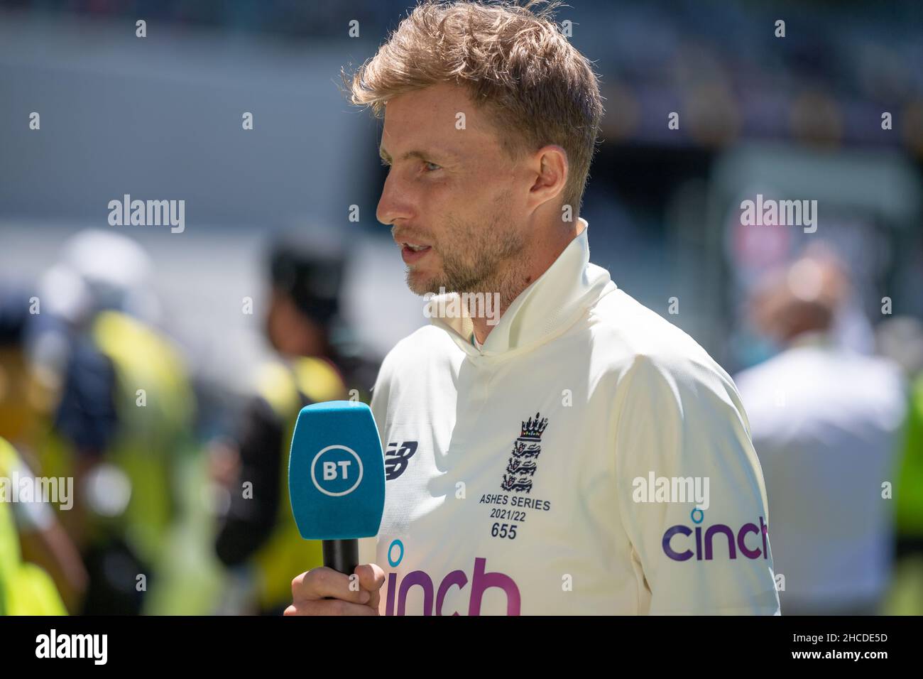 Melbourne, Australia. 28th Dic 2021. Joe Root parla ai media alla fine della terza partita di cricket Ashes tra l'Australia e l'Inghilterra a Melbourne il 28 dicembre 2021. (Solo per uso editoriale) Credit: Izhar Ahmed Khan/Alamy Live News/Alamy Live News Foto Stock