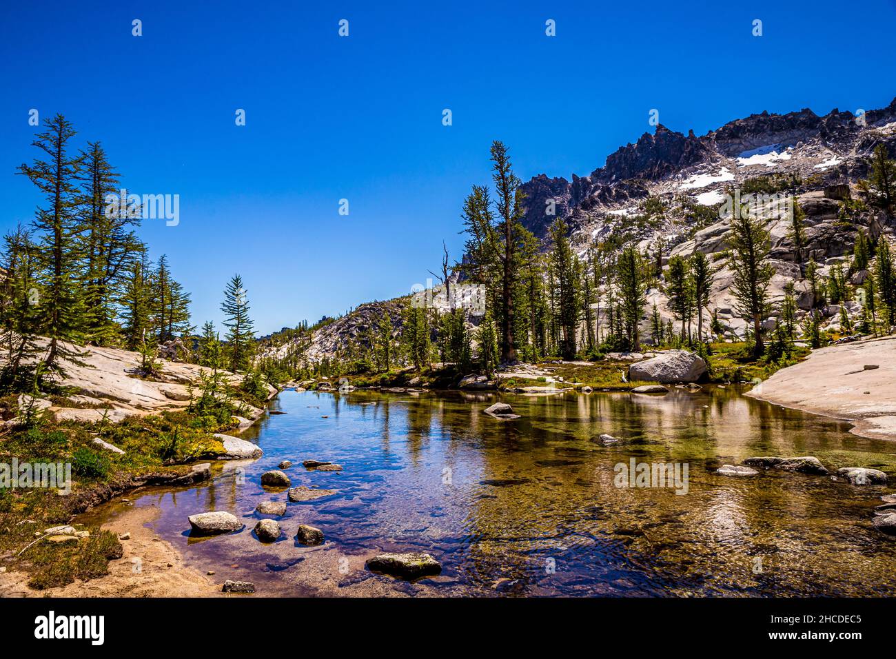 Acque cristalline del lago Sprite negli incantesimi dei laghi alpini nella natura delle Cascades in una giornata di sole, Washington, USA Foto Stock
