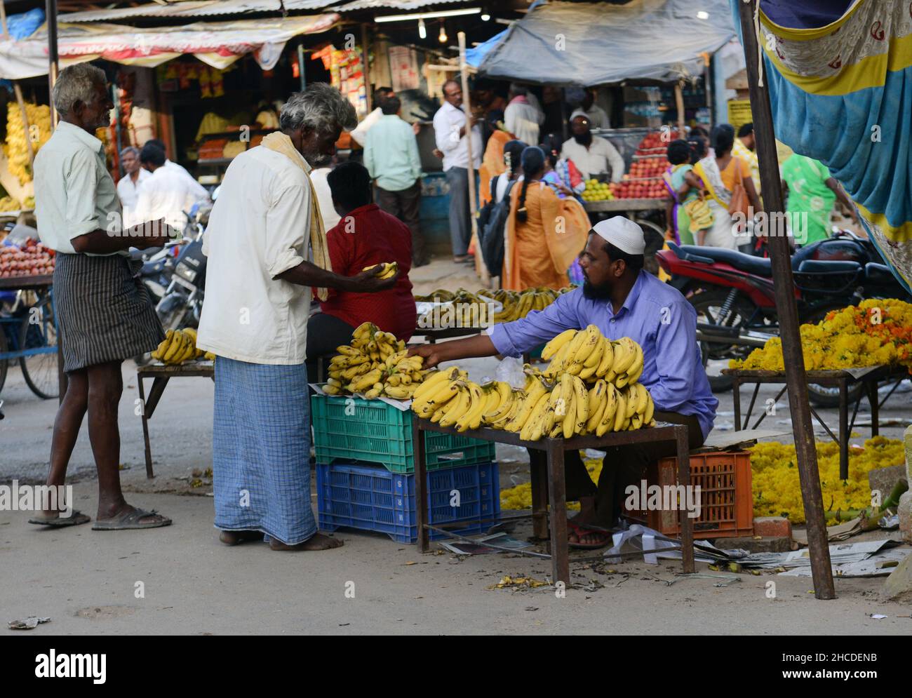 Il colorato mercato sulla strada principale a Kuppam, Andhra Pradesh, India. Foto Stock