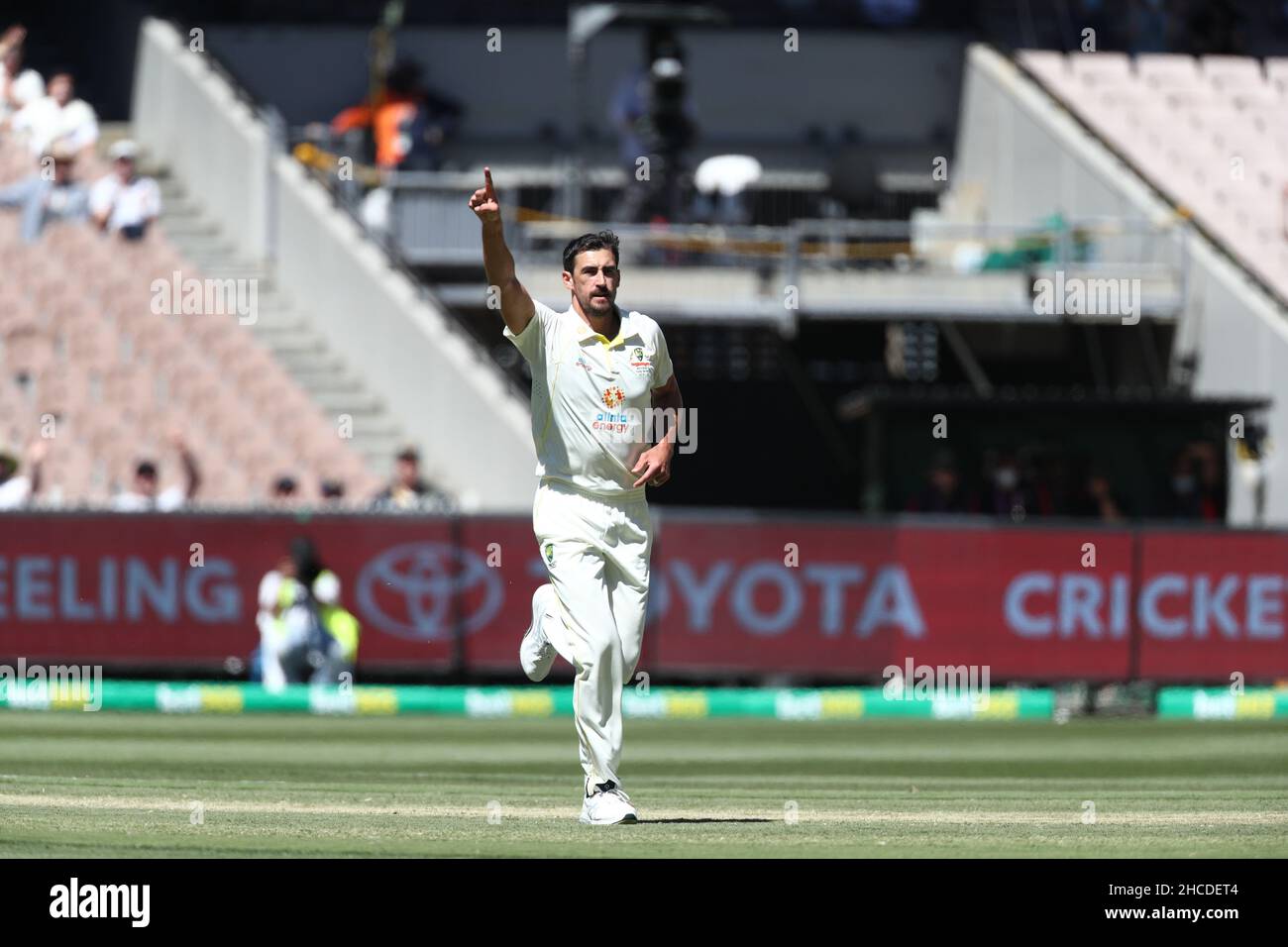 MELBOURNE, AUSTRALIA - 28 DICEMBRE: Mitchell Starc of Australia celebra il picket di ben Stokes d'Inghilterra durante il Boxing Day Test Match nella serie Ashes tra Australia e Inghilterra al Melbourne Cricket Ground il 28 dicembre 2021 a Melbourne, Australia. Image Credit: brett keating/Alamy Live News Foto Stock