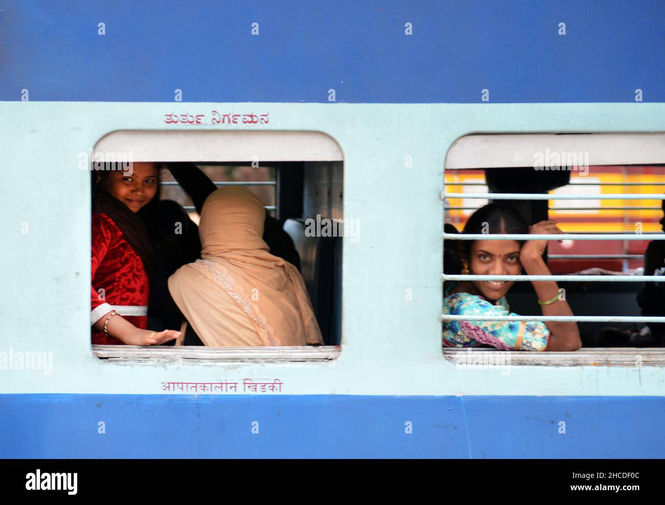 Le donne indiane che guardano fuori dal loro treno a Tamil Nadu, India. Foto Stock