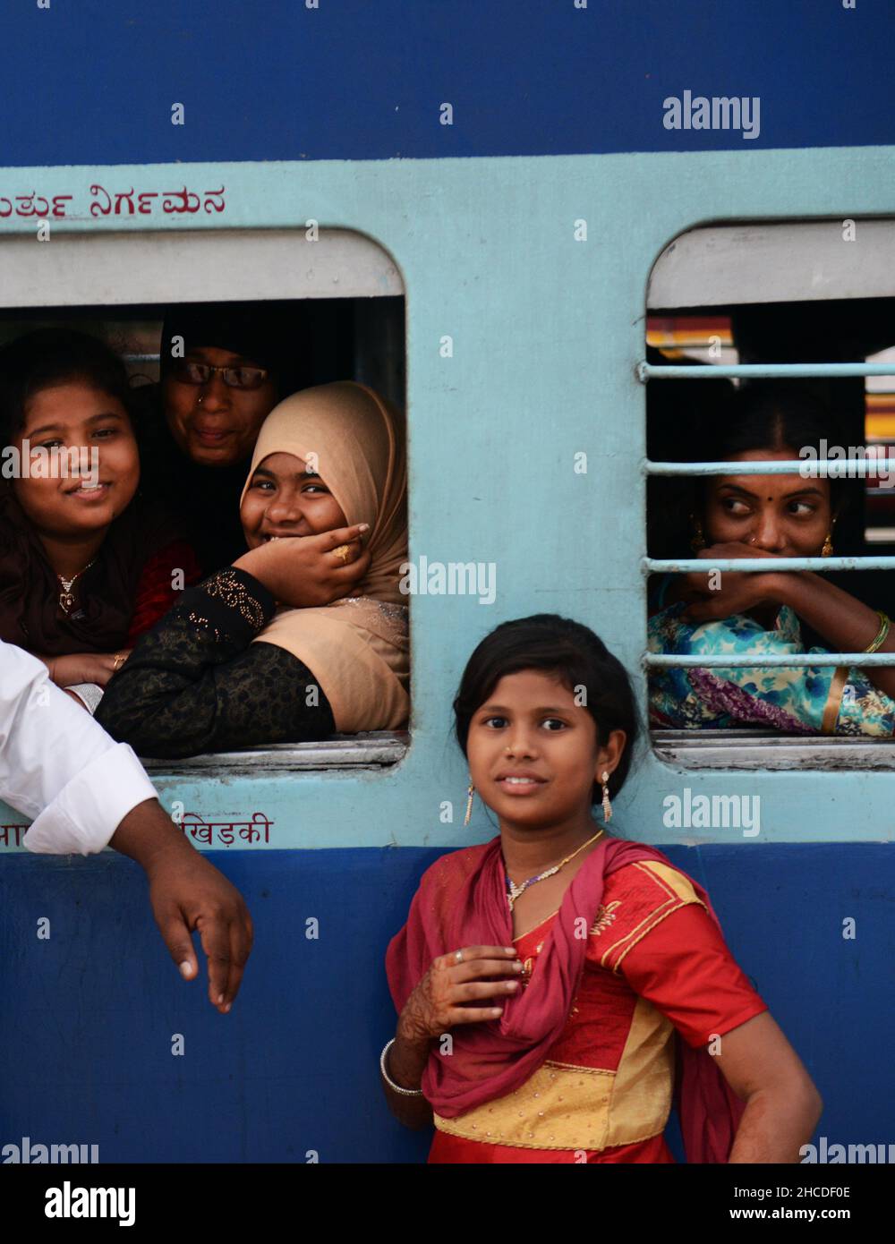 Le donne indiane che guardano fuori dal loro treno a Tamil Nadu, India. Foto Stock