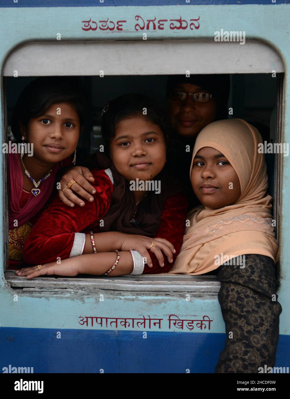 Le donne indiane che guardano fuori dal loro treno a Tamil Nadu, India. Foto Stock