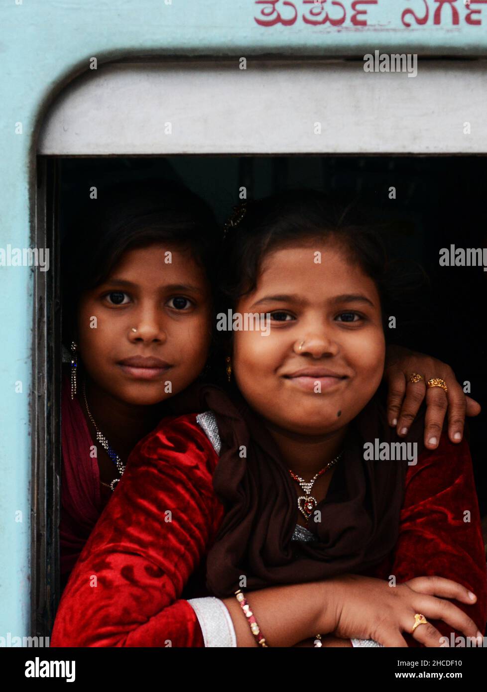 Le donne indiane che guardano fuori dal loro treno a Tamil Nadu, India. Foto Stock