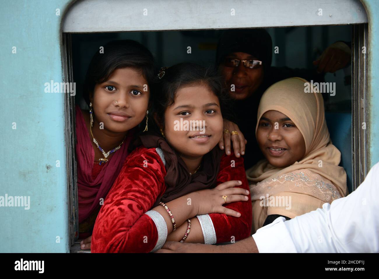 Le donne indiane che guardano fuori dal loro treno a Tamil Nadu, India. Foto Stock