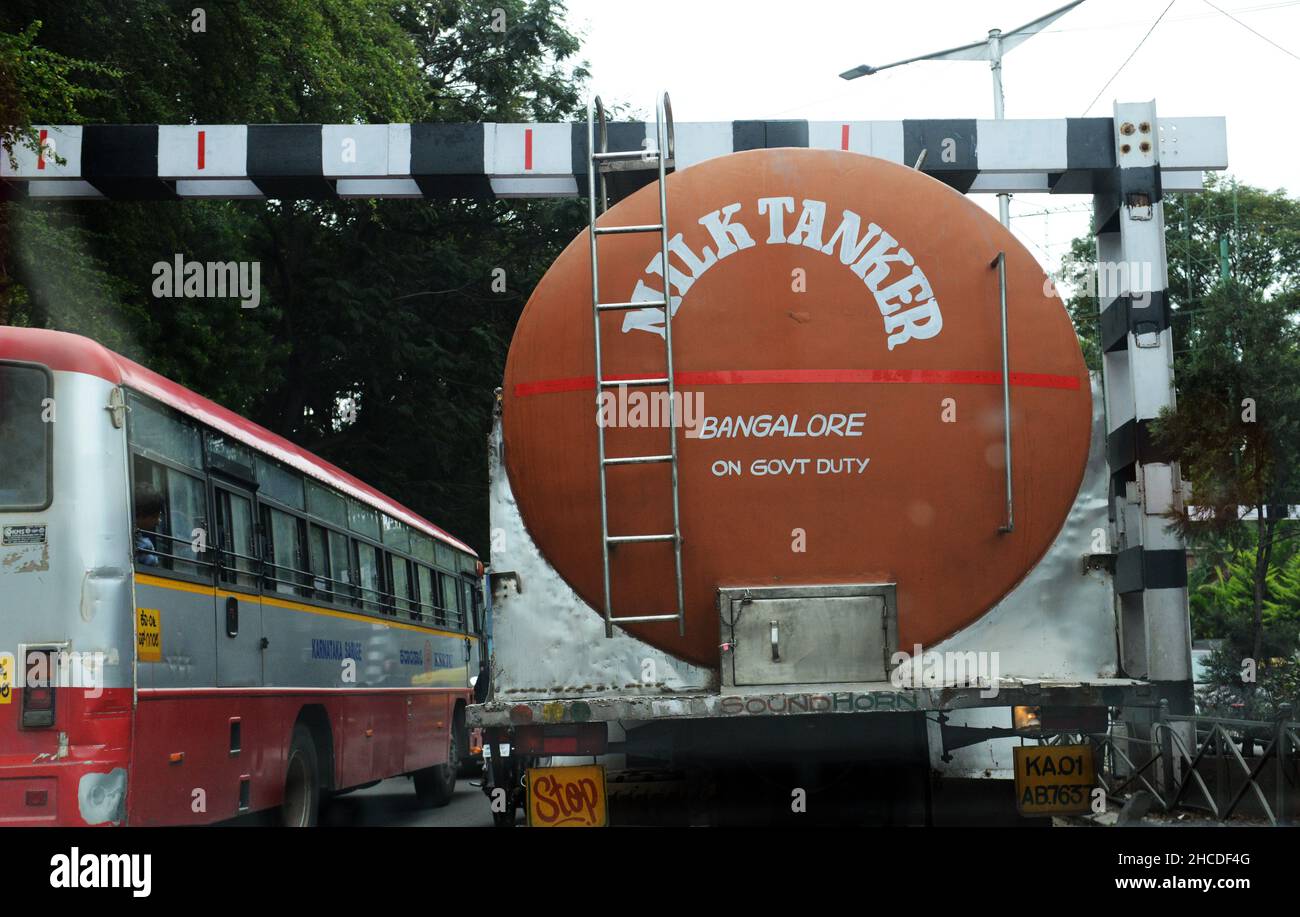 Un camion della cisterna del latte a Bangalore, India. Foto Stock