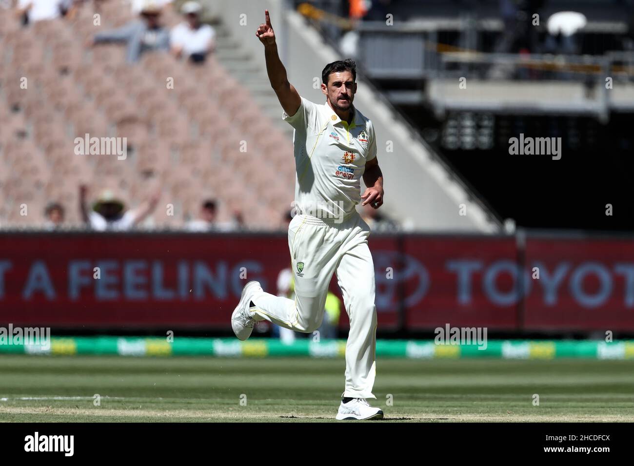 Melbourne, Australia, 28 dicembre 2021. Mitchell Starc of Australia celebra il cazzo di ben Stokes d'Inghilterra durante il Boxing Day Test Match nella serie Ashes tra Australia e Inghilterra. Credit: Brett Keating/Speed Media/Alamy Live News Foto Stock