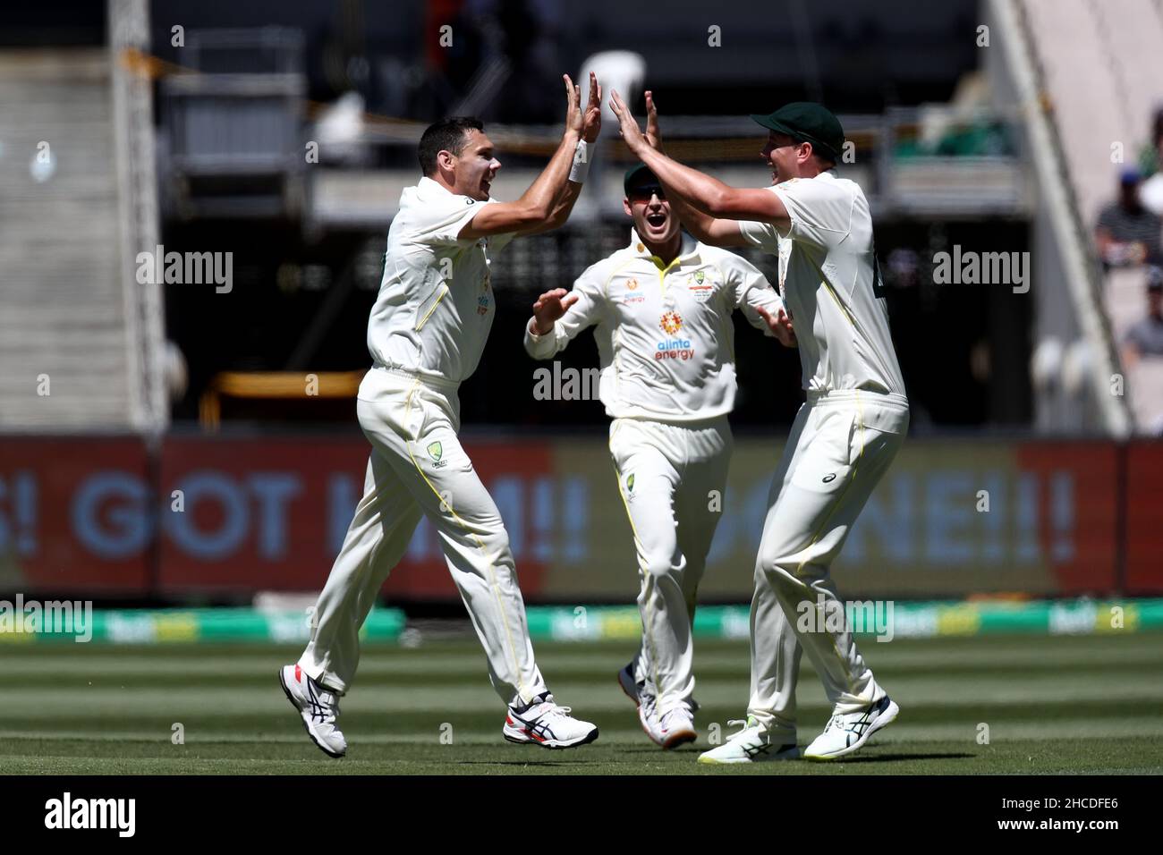 Melbourne, Australia, 28 dicembre 2021. MELBOURNE, AUSTRALIA - DICEMBRE 28:Scott Boland of Australia celebra il cazzo di Joe Root Capitano d'Inghilterra durante il Boxing Day Test Match nella serie Ashes tra Australia e Inghilterra. Credit: Brett Keating/Speed Media/Alamy Live News Foto Stock