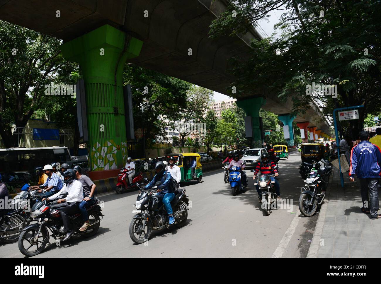 Traffico motociclistico sulla strada Mahatma Gandhi a Bangalore, India. Foto Stock
