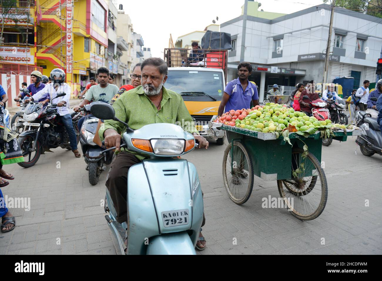 Venditori mobili che vagano per le strade di Bangalore, India. Foto Stock