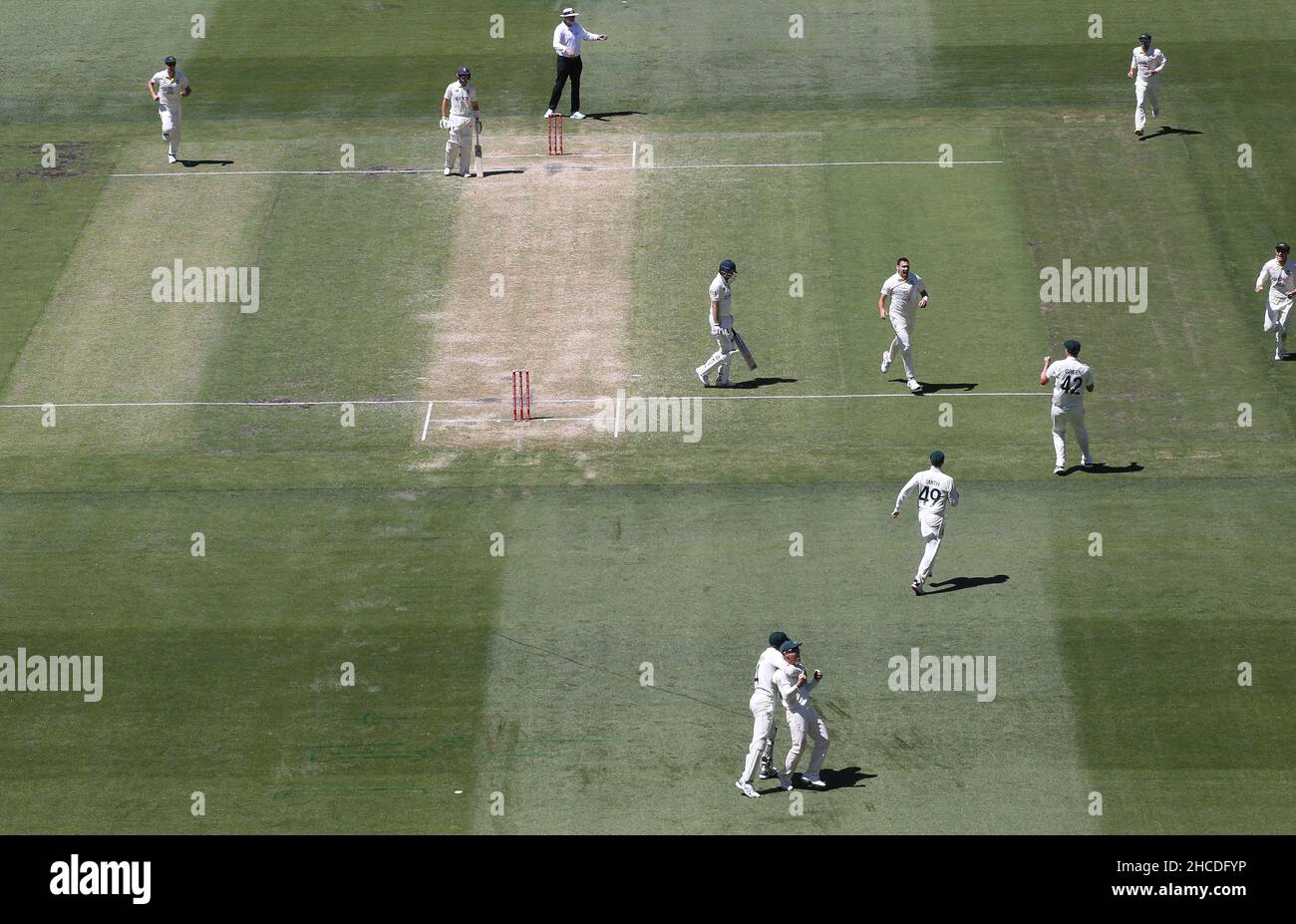 Scott Boland dell'Australia celebra il cricket della Joe Root inglese che è stato catturato da David Warner durante il terzo giorno del test delle ceneri al Melbourne Cricket Ground di Melbourne. Data foto: Martedì 28 dicembre 2021. Foto Stock