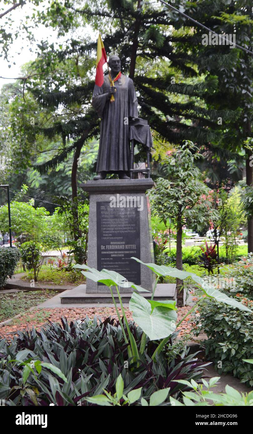 Statua del Dr. Ferdinand Kittel sul Mahatma Gandhi Rd a Bangalore, India. Foto Stock