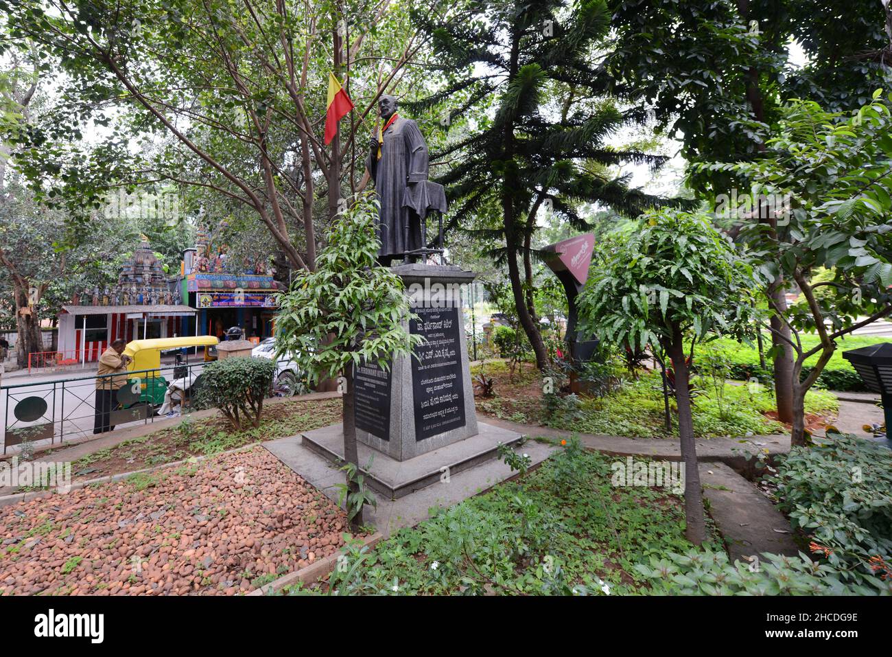 Statua del Dr. Ferdinand Kittel sul Mahatma Gandhi Rd a Bangalore, India. Foto Stock