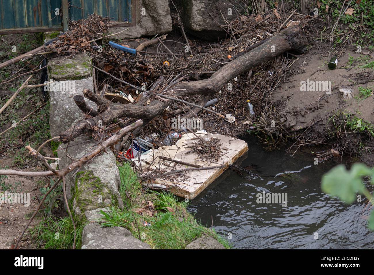 Inquinamento fluviale da materie plastiche dovuto ad azioni umane nell'ambiente. Foto Stock