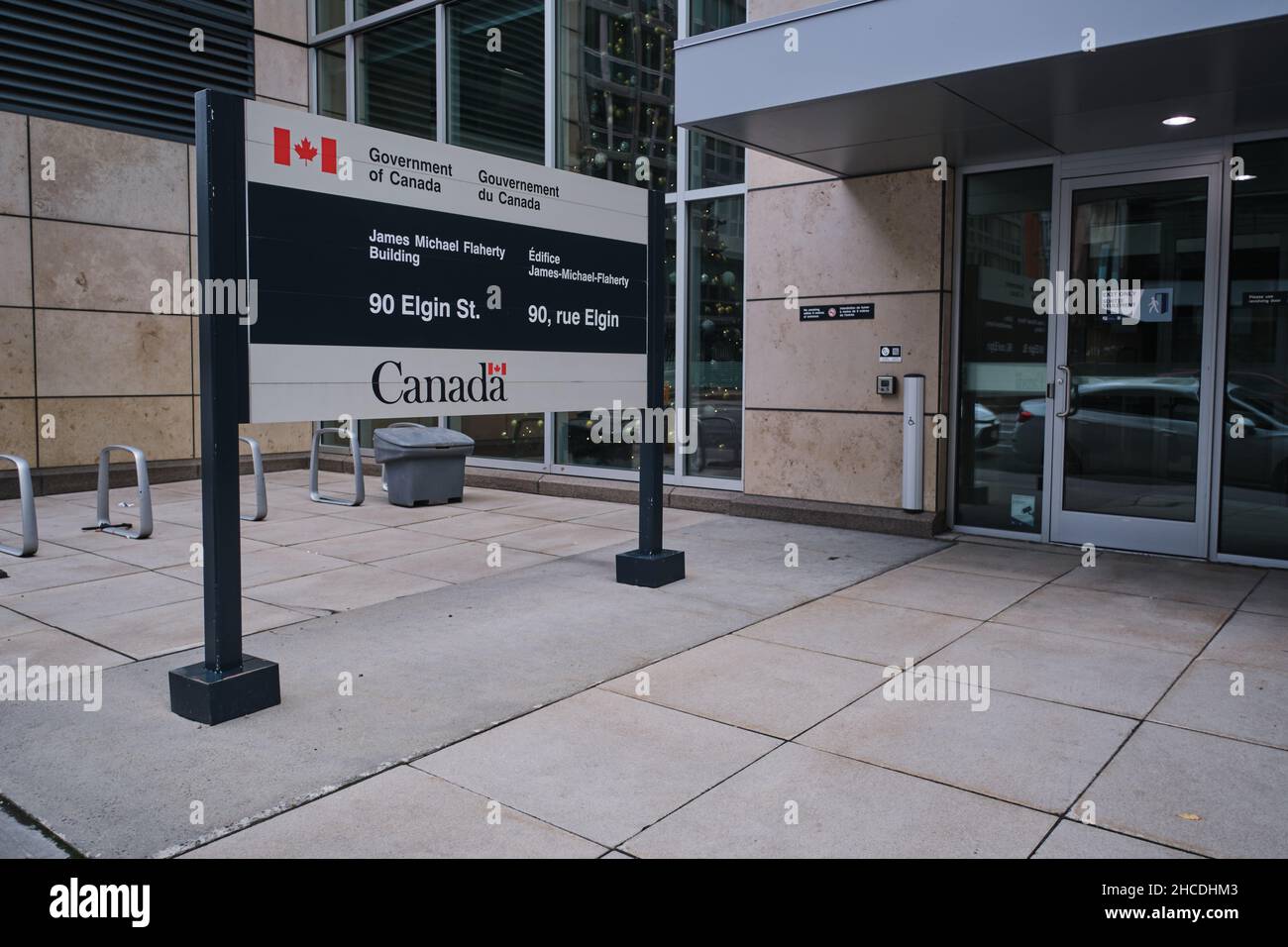 Ottawa, Ontario, Canada - 14 novembre 2021: Un governo del Canada firma al James Michael Flaherty Building, che ospita il Dipartimento delle Finanze. Foto Stock