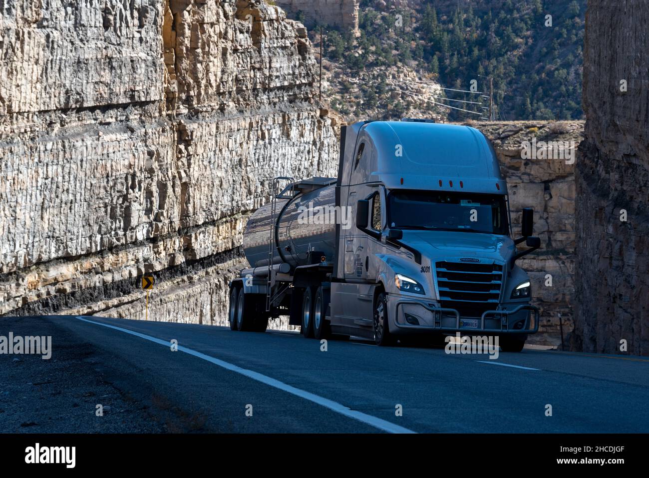 Autocisterna che attraversa una strada tagliata con giacimenti di carbone sull'autostrada 6 a Carbon County, Utah. Foto Stock