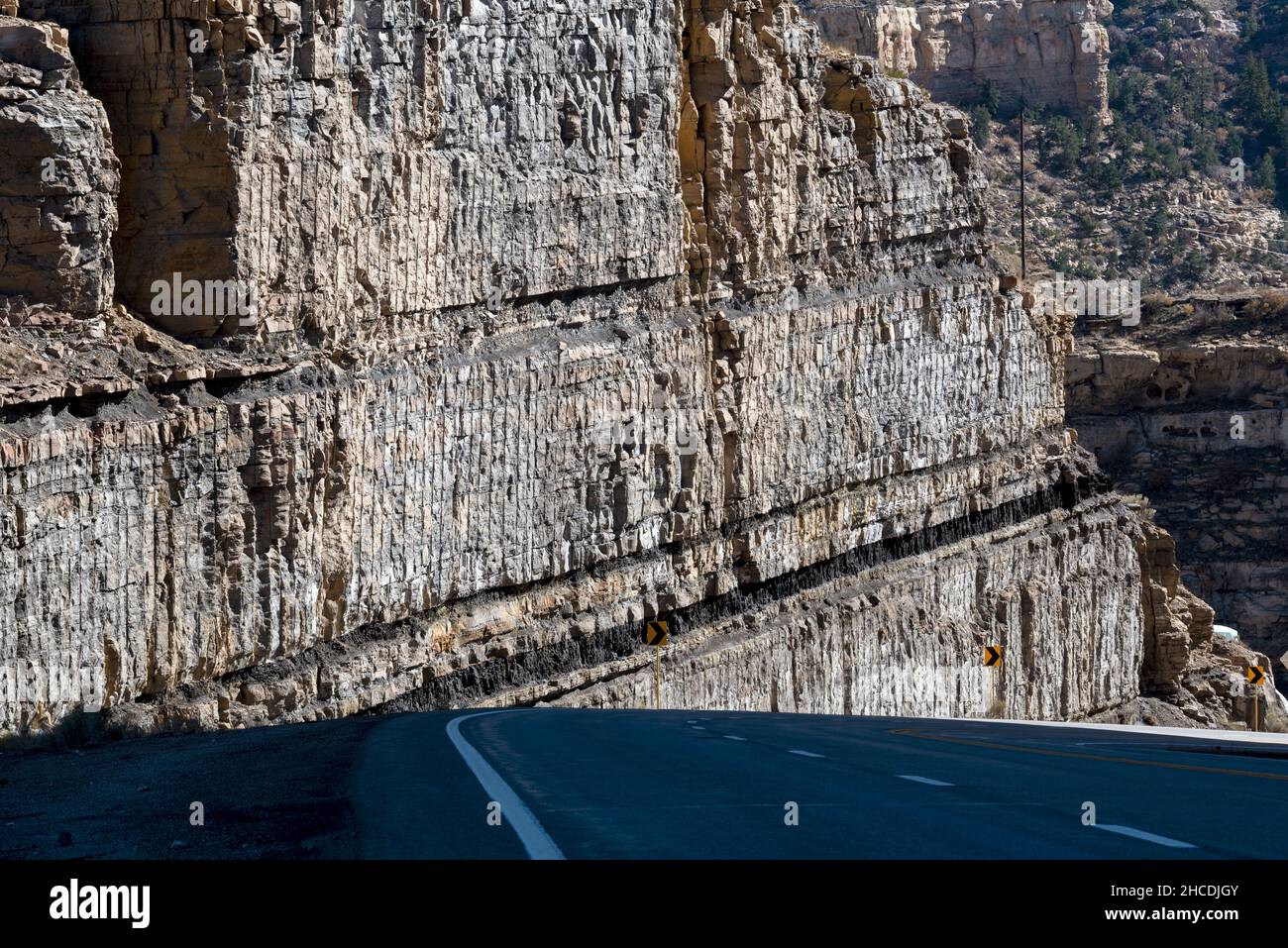 Autostrada 6 che attraversa il crinale con giacche di carbone esposte, Carbon County, Utah. Foto Stock