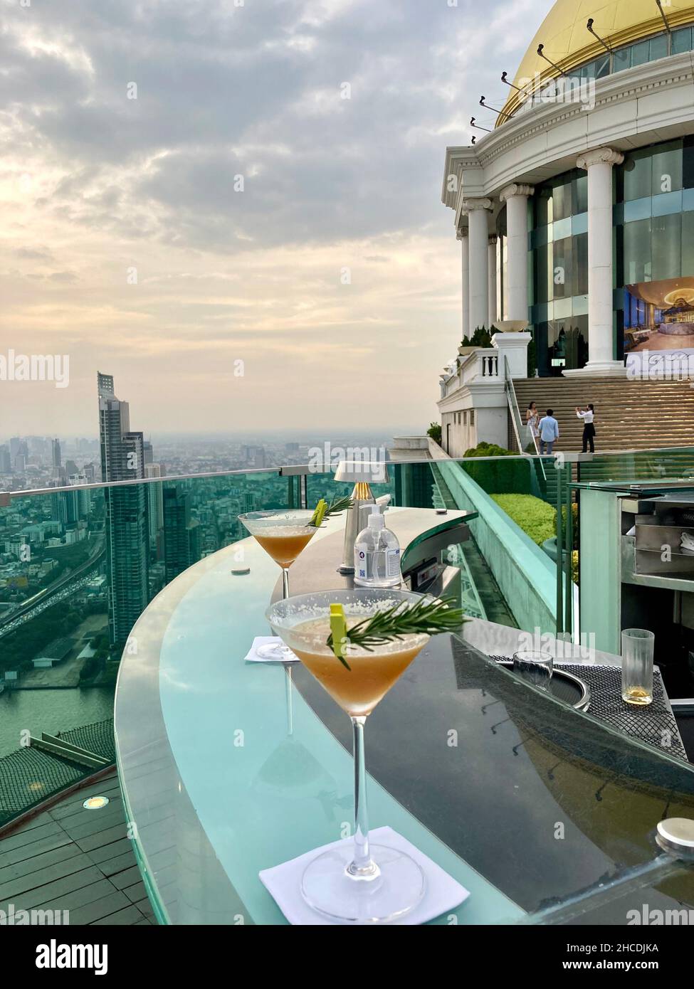 Bangkok, Tailandia. 19th Dic 2021. Due 'Hangovertini' nell'imponente Sky Bar del ristorante Scirocco. Il cocktail è il drink del bar, che prende il nome dal film "Hangover 2", in parte girato qui. Il bar, con la sua caratteristica cupola dorata, si trova al 64th° piano. La vista su Bangkok è mozzafiato. Anche a causa del film, numerosi ospiti provenienti da tutto il mondo vengono a questo giorno. (A dpa: 'Hangovertini and Bond Burger: Quando i bar commercializzano la loro fama cinematografica') Credit: Carola Frentzen/dpa/Alamy Live News Foto Stock