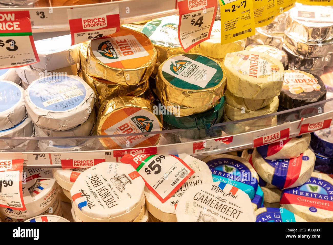 Formaggi australiani e francesi, tra cui la doppia brie e camembert in vendita in un supermercato di Sydney sezione refrigerata, NSW, Australia Foto Stock