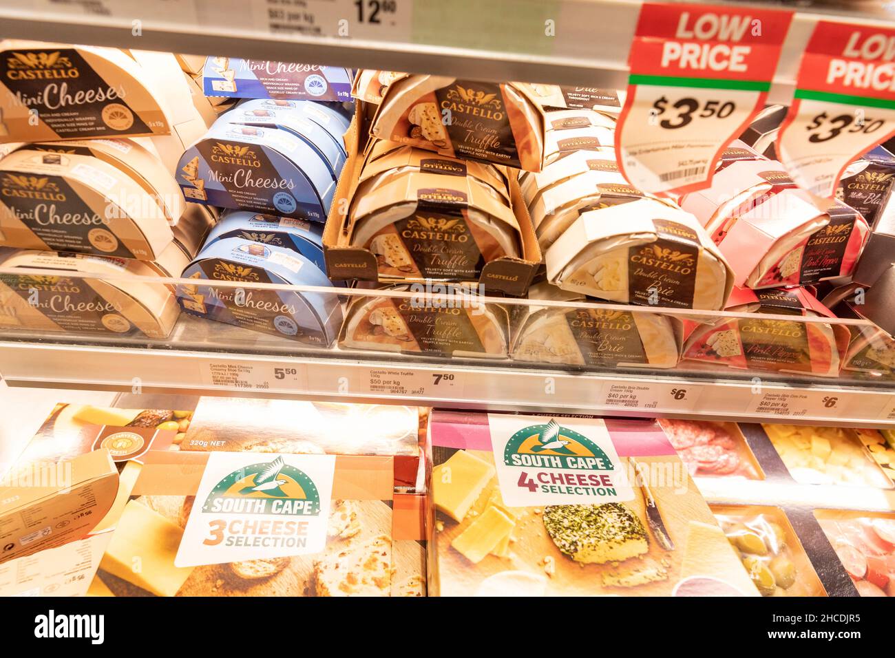Formaggi Castello in vendita in un supermercato australiano, tra cui brief panna doppia e formaggi al tartufo, australia Foto Stock