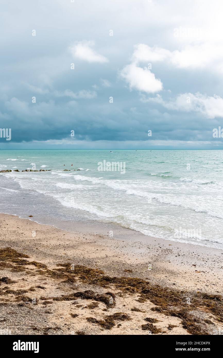Spiaggia a Agon-Coutainville in Normandia, dopo la tempesta di tuoni, bella luce Foto Stock