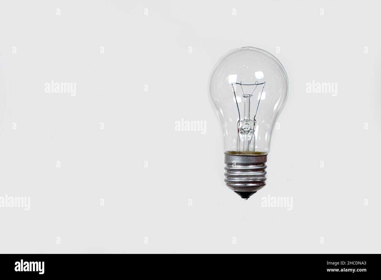 Lampadina su sfondo grigio, banner con spazio per il testo Foto Stock