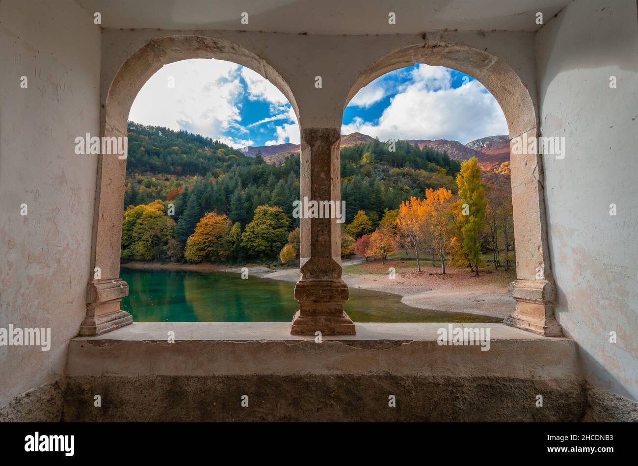 Villalago (Abruzzo, Italia) - veduta del borgo medievale in provincia di l'Aquila, nelle gole del Sagittario, con lago di San Domenico, a fogliame Foto Stock