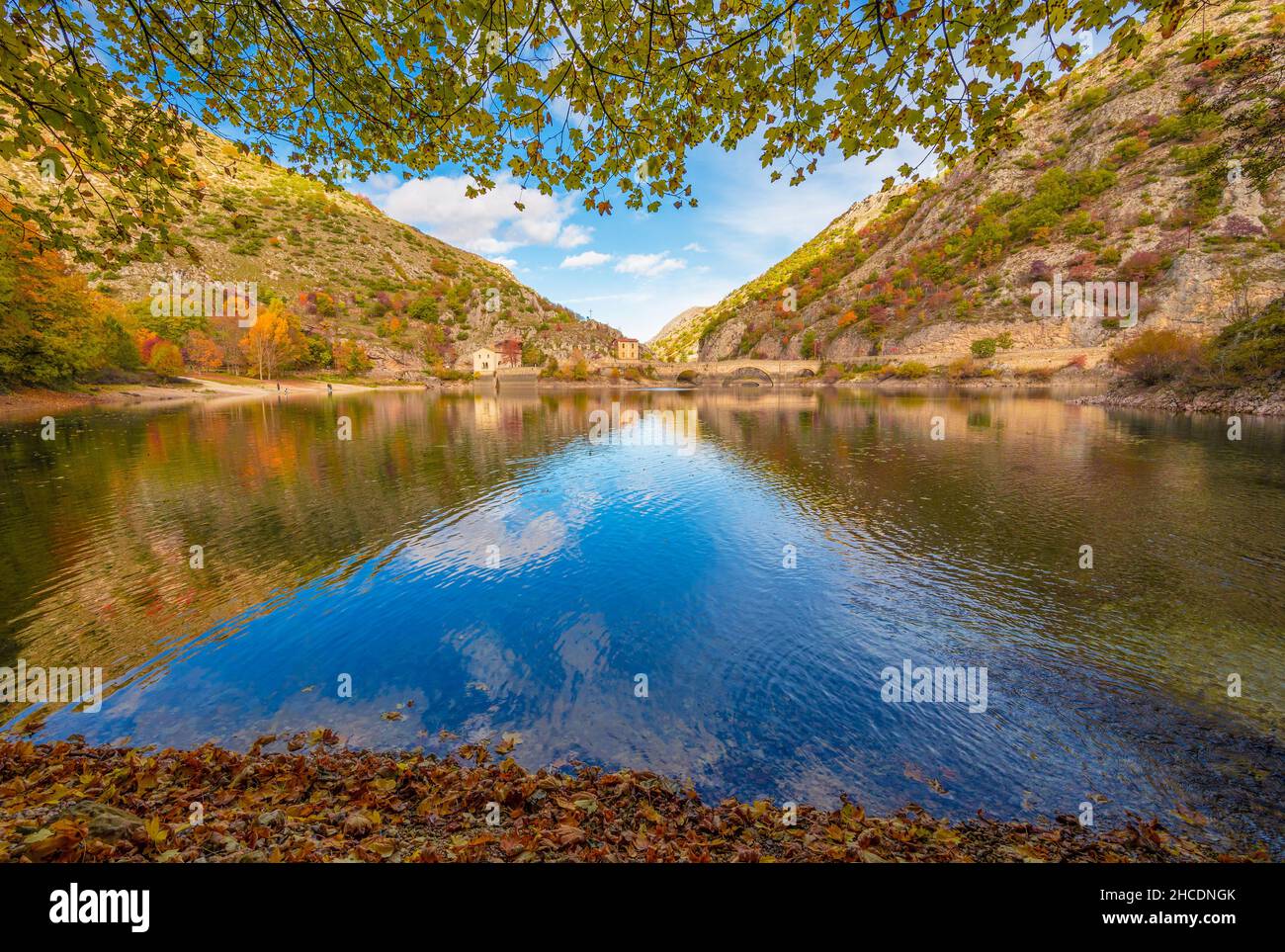 Villalago (Abruzzo, Italia) - veduta del borgo medievale in provincia di l'Aquila, nelle gole del Sagittario, con lago di San Domenico, a fogliame Foto Stock