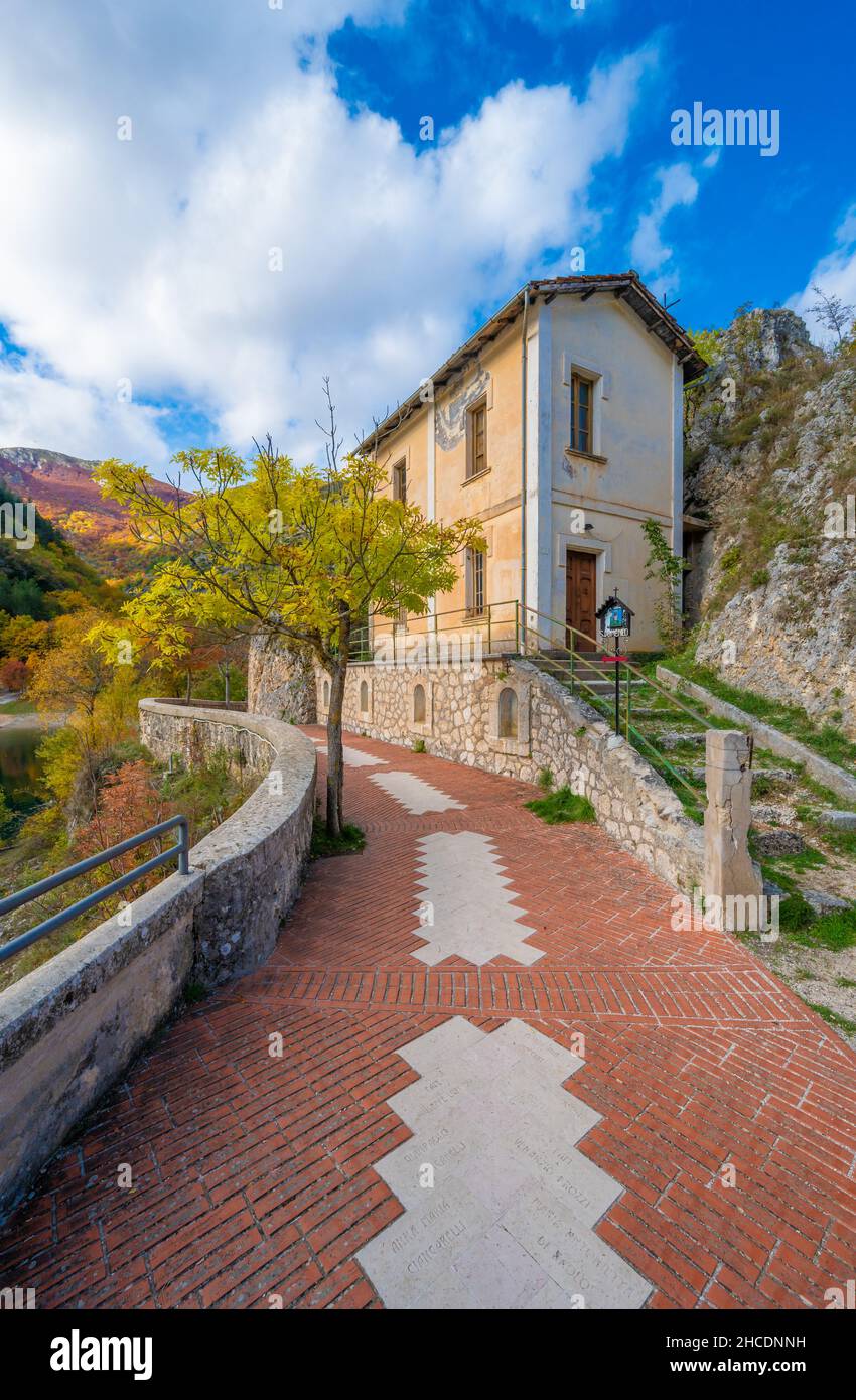 Villalago (Abruzzo, Italia) - veduta del borgo medievale in provincia di l'Aquila, nelle gole del Sagittario, con lago di San Domenico, a fogliame Foto Stock
